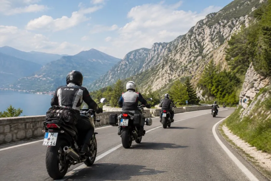 Dieses Bild wurde mithilfe von Künstlicher Intelligenz erstellt: Motorradtour als Gruppenreise